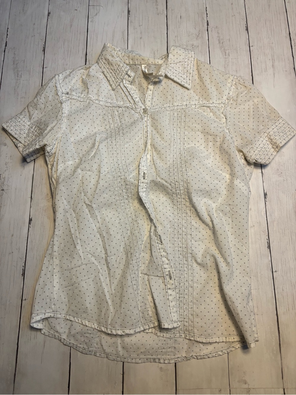 Aeropostale White Short-Sleeve Button-Down Shirt with Tiny Dot Print